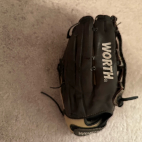 13-1/2” Pattern Worth Softball Glove Model SS135 - Picture 1 of 12
